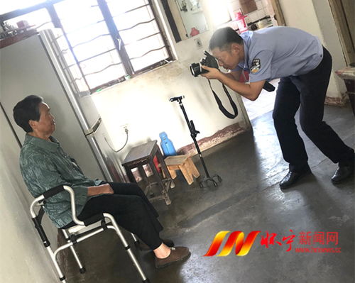 民警上門服務(wù) 便民攝影擴(kuò)印助力證件辦理